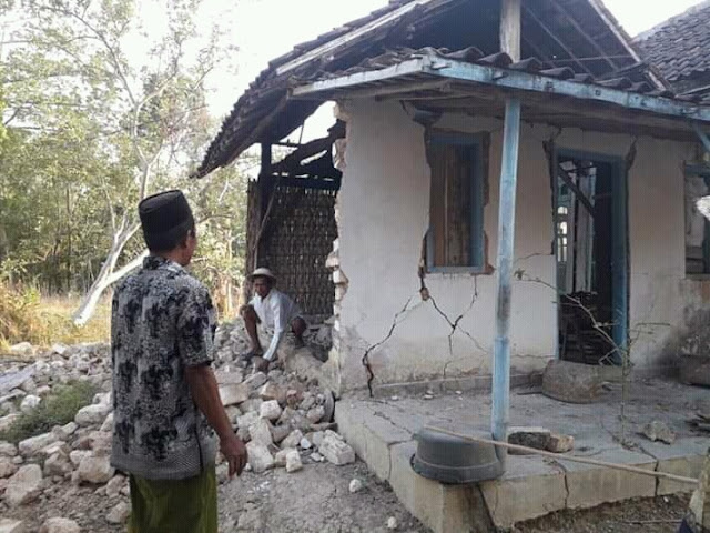 Ratusan Rumah Runtuh di Pulau Jawa Setelah Gempa Kuat