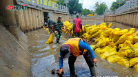 Sumbatan Sampah di Kolam Retensi Dibersihkan Satgas Sektor 22 Sub 11 bersama DSDABM