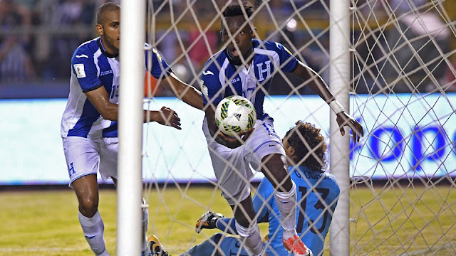 Alberth Elis festeja el primer gol de Honduras, que derrotó al México de Juan Carlos Osorio tras cinco intentos