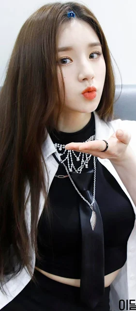 Jeon Hee Jin (전희진; born Oct 19, 2000), simply known as Heejin, is a South Korean singer and member of the girl kpop group LOONA under Blockberry Creative. She is a former contestant of the survival show Mix Nine.