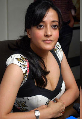 Actress Raima Sen Hot Cleavage Photos