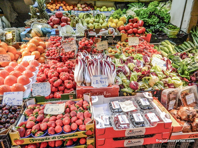 Produtos frescos no Mercato del Mezzo em Bolonha