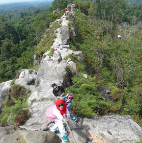 Aneka ekspresi di puncak batu dinding Borneo