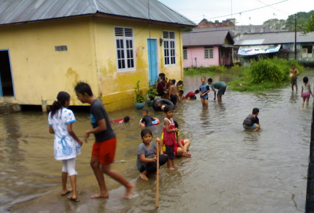 keceriaan di saat banjir