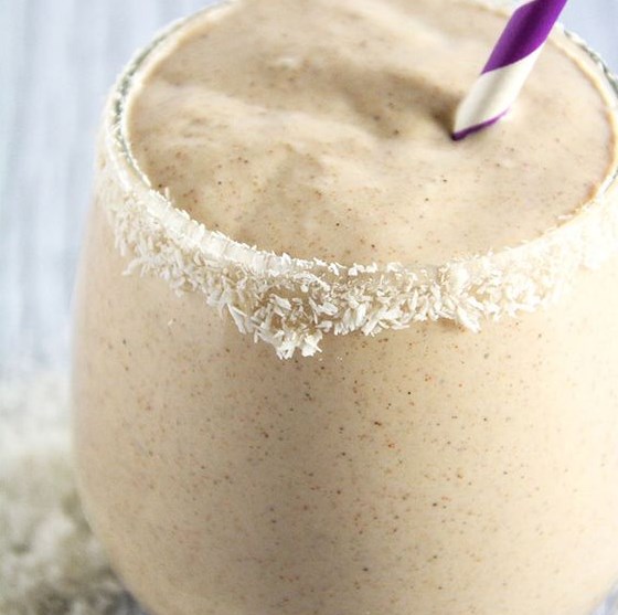 COCONUT, VANILLA & ALMOND BUTTER SMOOTHIE #drink #sweet