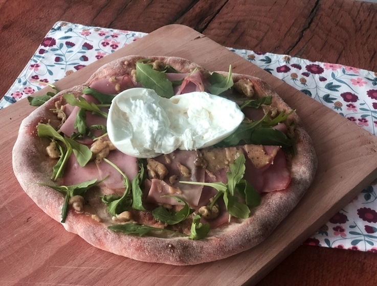 Pizza con mortadela, pesto de pistacho y burrata