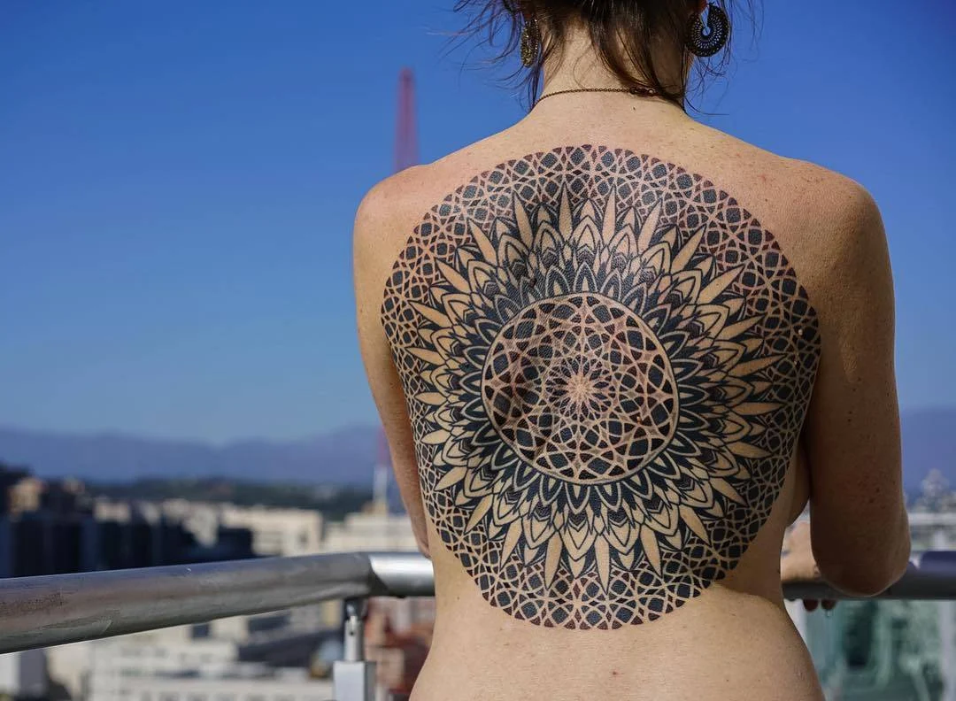 Un tatuaje geometrico en blanco y negro