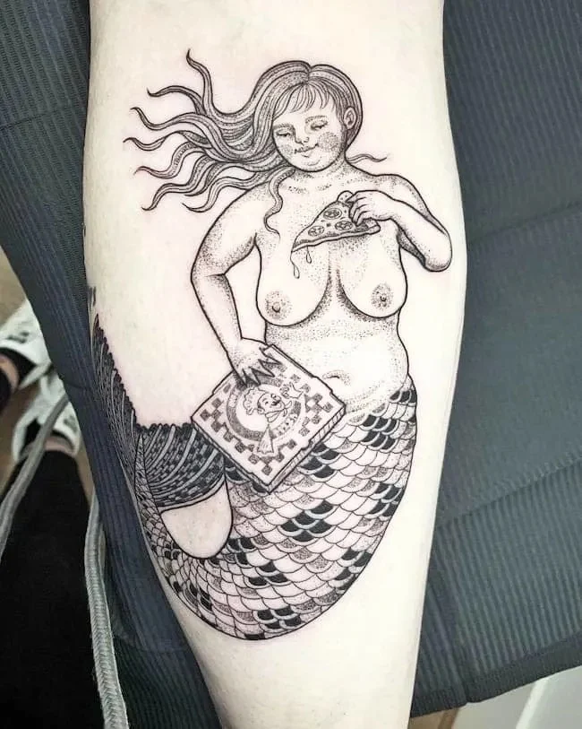 Fotografía del tatuajes de una sirena en la piel de una mujer