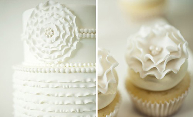 Matching wedding cake and cupcakes' design Image Source