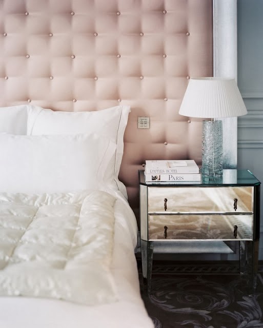 Really Makes A Statement In This Bedroom CALM And SOPHISTICATED