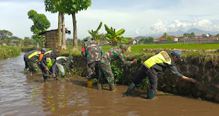 Tanpa Lelah Satgas Citarum Sektor 4 Bersihkan Sampah di Aliran Sungai 