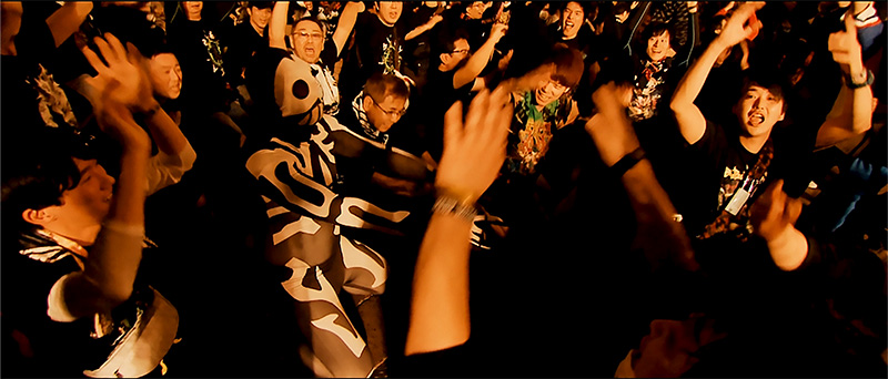 Fans mosh’shing at Makuhari in January 2020 right before COVID