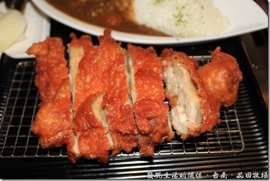 台南品田牧場，香酥雞肉咖哩，這算是我在這裡吃到比較好吃的主菜了，不過還是比不上外面做香酥雞肉的專賣店，我認為它炸得不夠香酥啦！沒有充分發揮雞肉該有先嫰。