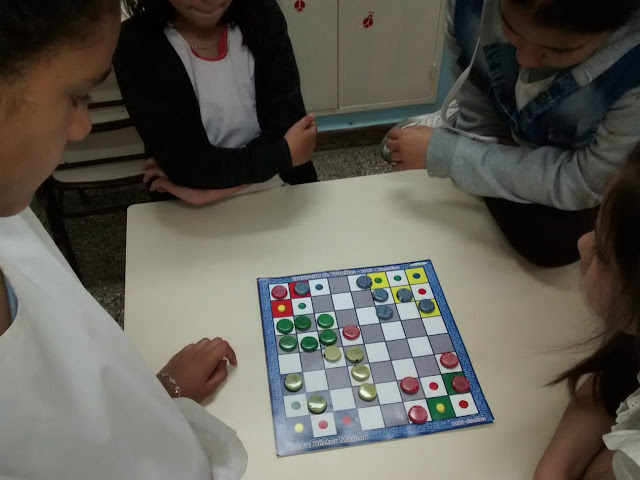 la imagen muestra alumnos entusiasmados jugando