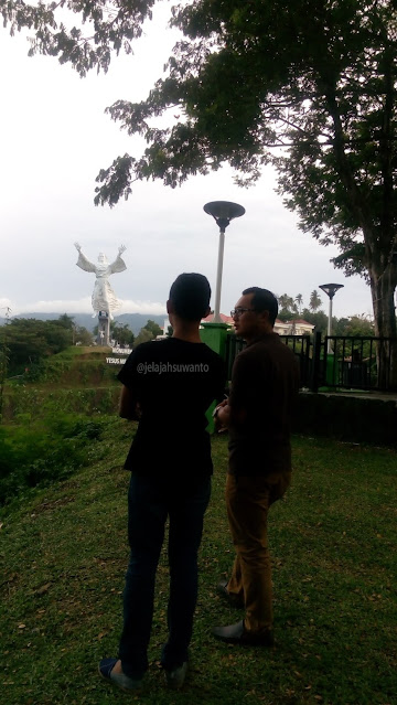 Menghabiskan sore bersama anak di spot foto Monumen Yesus Memberkati, Manado ||jelajahsuwanto