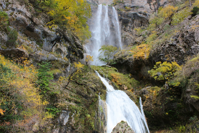 Kaskadami rodzi się rzeka Mundo. Zaczynające się u źródła rzeki grzmiące wodospady, należą do najpopularniejszych wodospadów Hiszpanii. Dwoma wysokimi kaskadami spływa rzeka Mundo. Porośnięte niskimi drzemami i krzewami skaliste ściany kanionu otaczają wodospad. Na jesieni liście drzew barwią się na złoto. 