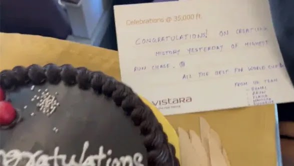 Pakistan team cut the cake of victory against Sri Lanka in the plane