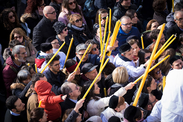 Festa di Sant'Agata a Catania-Giro esterno-Processione dei fedeli devoti con la vara