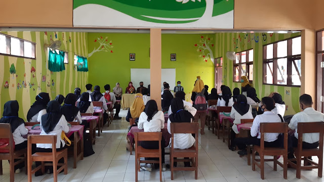 Uji kompetensi keahlian bahasa asing Pokdarwis Situbondo