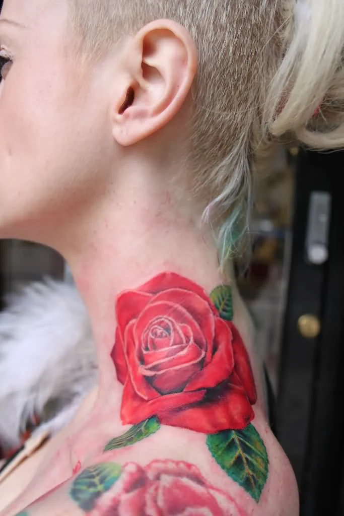 chicas con tatuajes de rosas de diferentes colores