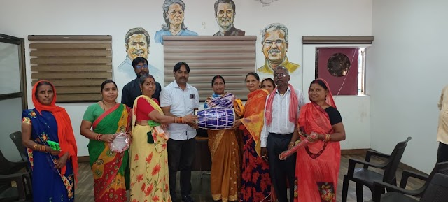 रायपुर पश्चिम के जगदम्बा महिला स्व सहायता समूह गुढ़ियारी रोड खमतराई श्रीनगर दुर्गा मंदिर के पीछे गली के संस्था को क्षेत्रीय विधायक विकास उपाध्याय द्वारा वाद्य यंत्र एवं बैठक दरी किया गया भेंट।