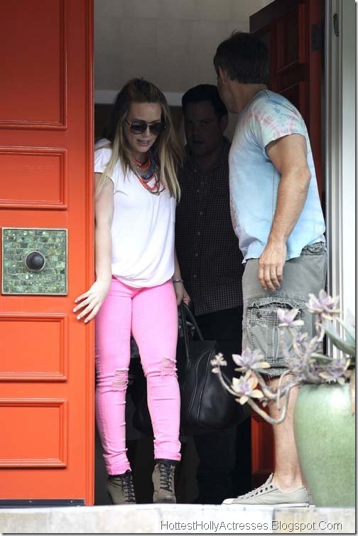 Hilary Duff Hot Pics in Pink Pants 4