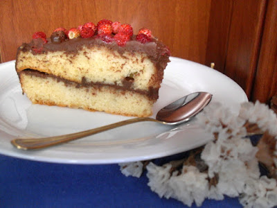 Pedazo de pastel de chocolate con fresitas sin lactosa