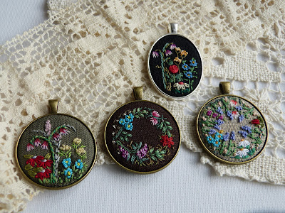 haft rococo, embroidered pendant, haftowane róże, haftowany naszyjnik, naszyjnik z haftem, embroidered jewerly, naszyjnik vintage, medalion z haftem, handmade jewerly, embroidered necklace, vintage jewerly, biżuteria retro, haft na lnie