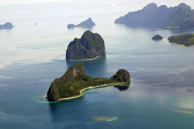 Đảo Dilumacad ở El Nido, Palawan thu hút sự chú ý của du khách bởi hình dáng như chiếc máy bay trực thăng khổng lồ, chỉ thiếu mỗi cánh quạt. Phần “thân máy bay” là những vách đá cao và rừng nhiệt đới rậm rạp. Phía "đuôi trực thăng" một bãi biển với bờ cát trắng mịn màng.