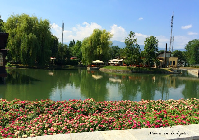 Lago de Borisovata Gradina, o Parque de la Libertad, Sofía, Bulgaria