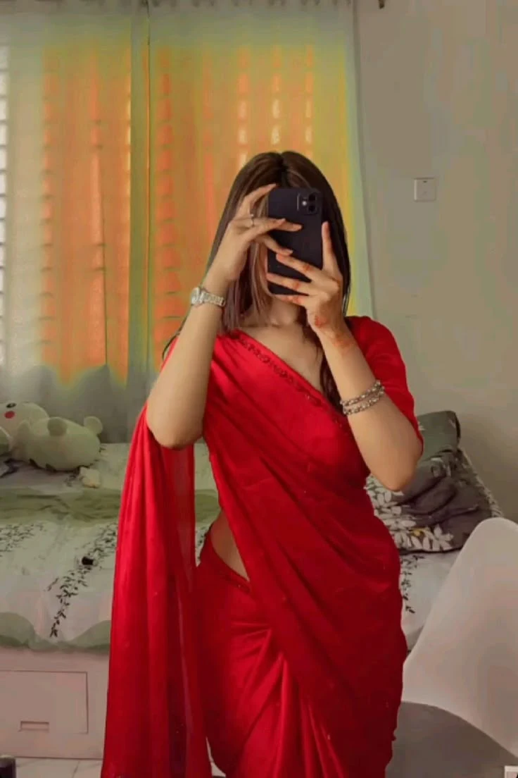 লাল শাড়ি পরা পিক মুখ ঢাকা