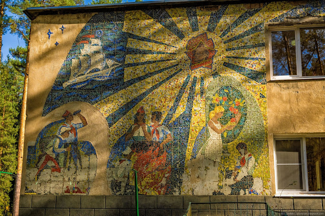 Мозаичное панно с изображением будней пионеров