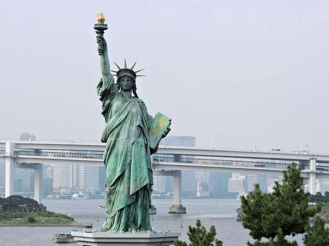 Réplica de la Estatua de la Libertad y el Rainbow Bridge en Odaiba