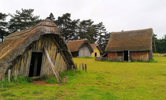 Панорама реконструированной англосаксонской деревни Вест-Стоу VII века, лето 2012 г.