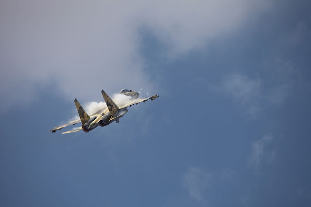 Sukhoi Su-35 vapor trail