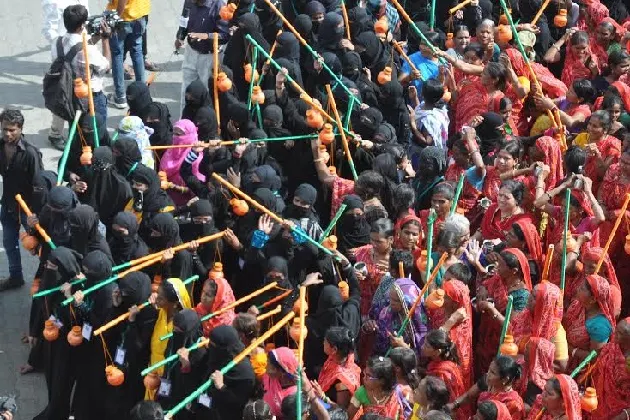 muslim-came-from-Muslim-women-the-Jalabhishek-कावड़ लेकर निकलीं मुस्लिम महिलाएं, किया जलाभिषेक