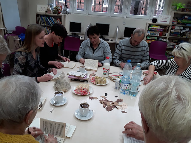 Book folding; Biblioteka przy Pomorskiej - Bydgoszcz; Klub Seniora "Bociania Oaza" Bydgoszcz; Anna Wilczyńska-Kubiak; papierowe jeżyki, seniorzy