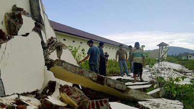 ”Banda_aceh_Indonesia_earthquake_damage_photo”