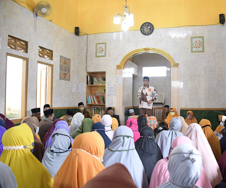 Ramadhan, Wali Kota Sukabumi memberikan ceramah di pengajian Majelis Taklim Sirajul Muttaqien