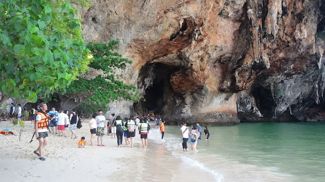 หาดถ้ำพระนาง หรืออ่าวถ้ำพระนาง อยู่ทางตอนใต้สุดของหาดไร่เลย์ ชายหาดมีความยางประมาณ 400 เมตร นักท่องเที่ยวสามารถเดินเท้ามาจากหาดไร่เลย์ด้านตะวันออกไปตามเส้นทางเลียบผาเพื่อมาสักการะพระนางอันศักดิ์สิทธิ์ได้ ซึ่งชาวเรือแถบนี้เคารพสักการะ