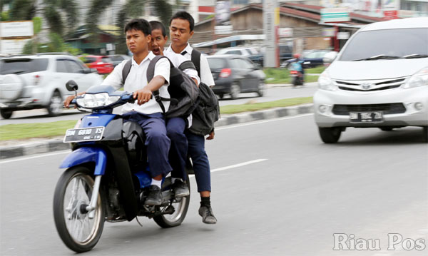 Anak Kecil Melayu Memandu Motor Tanpa Helmet