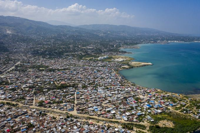 Al menos 19 muertos al hundirse un barco al suroeste de Haití cargado de alimentos y combustible