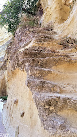 Escaleras que dan acceso a una vivienda o pasadizo en la roca