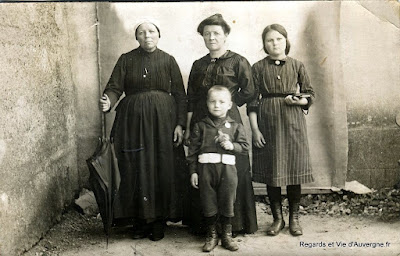 photo noir et blanc grand mère et petits enfants