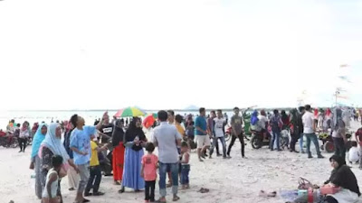 Pengunjung Membludak, Pantai Tiku Agam Ditutup 