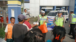   Berkah Ramadhan, Polresta Cilacap Bagi Bagi Nasi Box dan Takjil Gratis