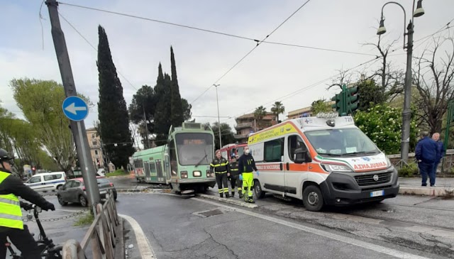 Scontro tram-auto su Ponte Matteotti: sette feriti