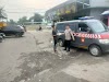  Personil Polsek Bojonegara Polres Cilegon Polda Banten  Membagi bagikan nasi kotak Kepada Warga