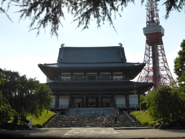 Templo Zojo-ji con Torre de Tokyo al fondo
