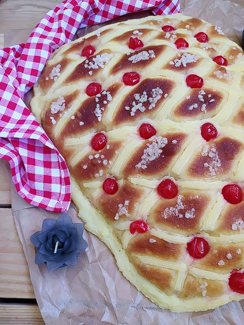 Coca de San Juan. Receta de Xavier Barriga típica de la festividad de San Joan. Verano, hogueras, postre, crema pastelera, tierno, esponjoso, masa, brioche, panificadora, guindas, cerezas. Horno. Cuca